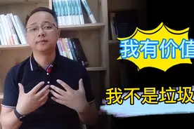 朋友痛苦时向你倾诉，建议安慰无效，你手足无措，如何做呢