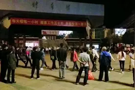 楚雄桃源湖晚上非常多人唱歌跳舞，真热闹