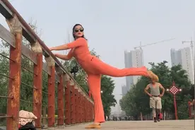 内黄公园一美女晨练《路人三步一回头的看》腿粗到没朋友哈哈