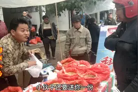 碧涌镇28赶集，外地帅哥卖十三香10元买一份送一份，超实惠视频封面