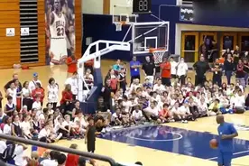 巅峰乔丹是如何打球的，空中滞空0.92秒，快来一睹风采视频封面