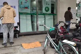 电动车上牌原来不在交警队，而是在邮政局。视频封面