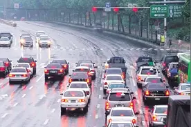 路口红绿灯升级，新版红绿灯取消读秒数？车主：稍不注意就违章！视频封面