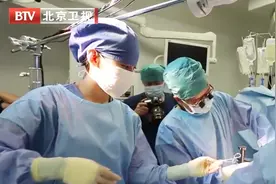 手术风险极高，所有的医生都显得异常谨慎，手术开始了视频封面