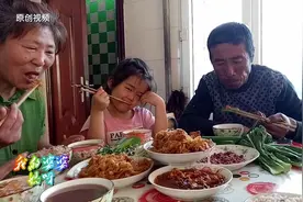 妈妈的一天：农村栽葱忙，肚大蹲不下，家中一尊佛，每天笑哈哈！视频封面