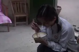 舅舅一家吃饭，女孩不能上桌，父亲看到都心寒了！视频封面
