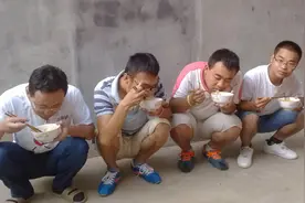 为什么农民老爱蹲在家门口吃饭，难道坐着吃不更舒服？视频封面