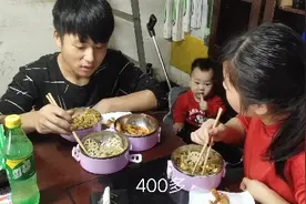 上海打工:小伙子一个月要交400多水电费，老婆说太便宜了，为啥？视频封面