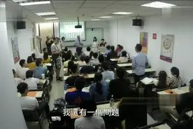 鲁豫俞敏洪秀英语  俞敏洪：国内没有人说他英语好，国外很多说好视频封面