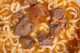 今天试吃16元一包的康师傅香辣牛肉面，康师傅终于舍得杀牛了！视频封面
