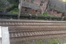 这个铁路边上还有八零年的老房子