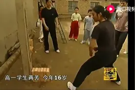16岁女孩连戳脚，一脚踢碎六块砖，这要是踢传武黑能踢哦哇了。视频封面