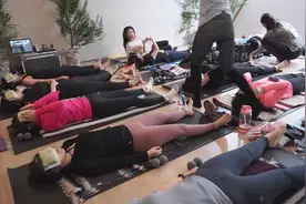 韩国美女做瑜伽，美女老师现场指导，本节课是躺地下，伸展大腿！视频封面
