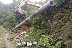 第一次知道高压杆是这样立在山尖上的，特别佩服这些电工，太厉害