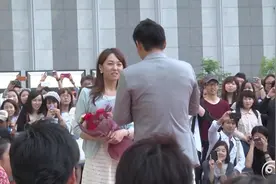 日本大阪广场上演浪漫求婚。这种求婚方式，估计女朋友都吓一跳了视频封面