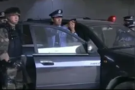 警察拦军车，强行搜查，接下来有好看点了视频封面