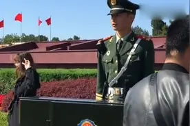 小姐姐轮流和兵哥哥合照，兵哥哥还挺配合，站姿真是帅气又霸气！视频封面