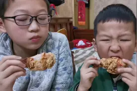 德克士店长亲授秘方，脆皮大鸡腿，外焦里嫩，俩小伙抢着吃