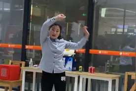 财务小姐姐献舞一曲为店庆增添活力视频封面