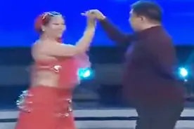 龙大女工台上性感热舞，姜桂成忍不住上台，搂着美女的腰就跳舞视频封面