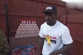 作死俩老外,竟然用沸腾的辣椒油泡澡隔着屏幕都忍不住发抖！视频封面