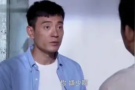 老头找媒婆聊天，吃坏肚子老放屁，却不料儿子在桌底下视频封面