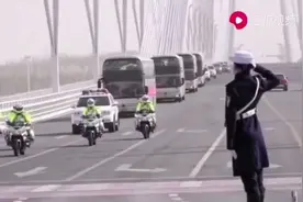 回顾一下，中国军队医疗队震撼画面，全国网友直言：伟大的中国！视频封面
