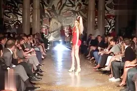 红衣模特T台霸气走秀，中途出意外，观众还鼓掌？视频封面