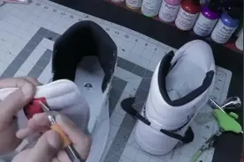 球鞋客制：AJ阴阳魔改off-white AJ1！你未见过独一无二的球鞋！视频封面