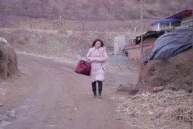 媳妇在外打工两年回家，不料走错家门，结果闹出了笑话视频封面