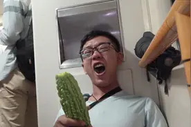 挑战24小时无座火车，为防止中途睡着，小伙只能一路吃苦瓜提神视频封面