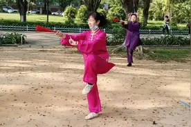 公园大姐晨练养生功，动作行如流水，真是一道优美风景线。