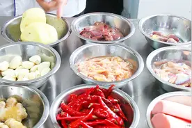 费师傅教你“黔江鸡杂”的正宗做法，步骤清晰做法简单，先收藏了视频封面