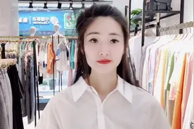 这个季节衬衣是必备单品，搭配小脚牛仔裤时尚减龄遮肉