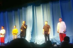 剧团演员因为观众上舞台问题双方发生争执，刘忠河老师向观众致歉