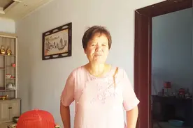 农村大娘去亲戚家吃酒席，打扮的这么时尚，随600元份子钱少吗？视频封面