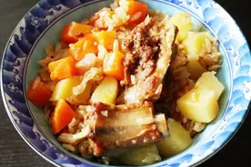 排骨焖饭的家常做法，把这4种食材放入电饭锅，开锅色香味俱全视频封面