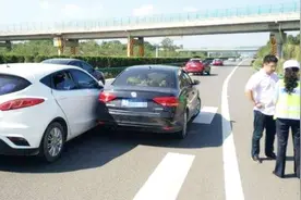 前车因事故或故障占道，后车是否可以压实线？两招教你免受罚款视频封面