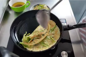 老婆起床做煎饼，青椒煎饼吃过吗？十分钟搞定，一大盘吃光啦！