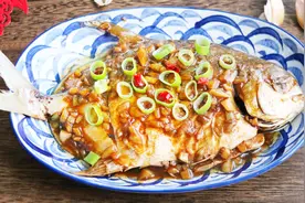 大厨教你“鲳鱼”的家常做法，鱼肉鲜嫩还无刺，全家人都爱吃视频封面