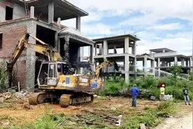 私自加高加大违建近一倍 广州15栋违建别墅被城管清拆视频封面