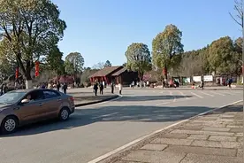 唐代大诗人杜牧诗中的杏花村位于安徽省池州市，来这儿的人忒多