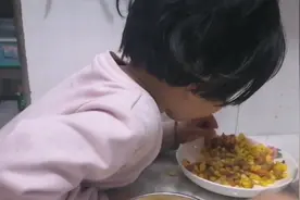 18年属狗连吃相都像，这是谁家媳妇太粗鲁了，快快领走🤦‍♀️视频封面