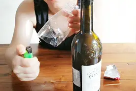 矿泉水瓶用打火机烧一下，真是太好用了，邻居都跟着学，涨知识了