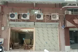 这样的空调主机装在招牌里面，大家觉得有没有毛病？