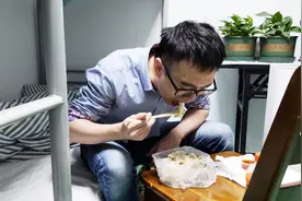 男医生值班室有多乱 外科医生带你来参观 他居然还有胃口大口吃饭视频封面