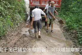 拉沙石路面打滑，车子困在陡坡上，平头哥用干泥巴破解能成功嘛视频封面