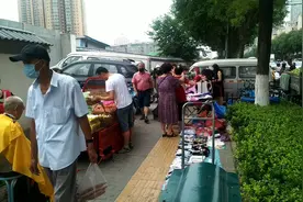宝五哥在西安长安区又发现了一处早市，人流量很多，想摆摊的抓紧