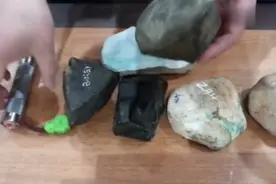 分享几个翡翠原石，看皮壳就知道种老不老！