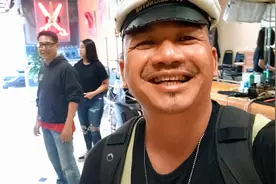 他网红又是年薪20多万美金的工程师恋上唐人街找阿姨剪头十年不变视频封面